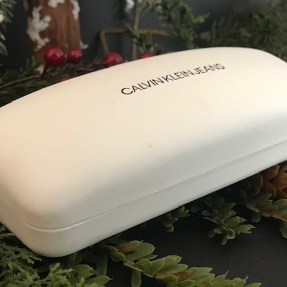 CALVIN KLEIN JEANS HARD CASE FOR EYEWEAR/GLASSES OR SUNGLASSES- WHITE